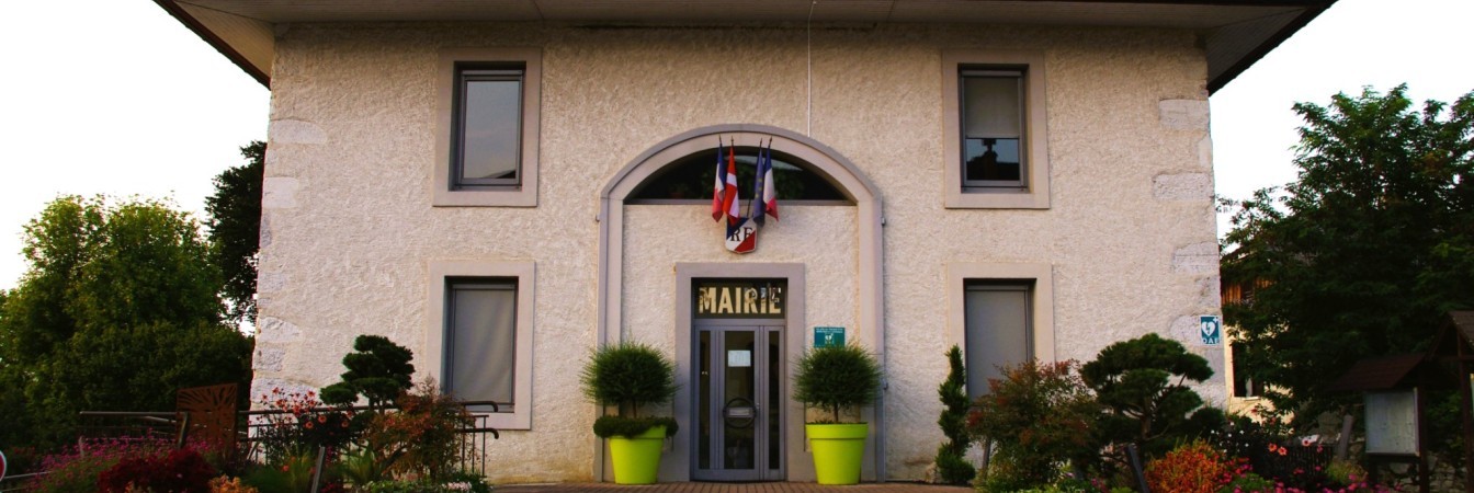 La façade sud de la mairie avec sa porte d'entrée principale