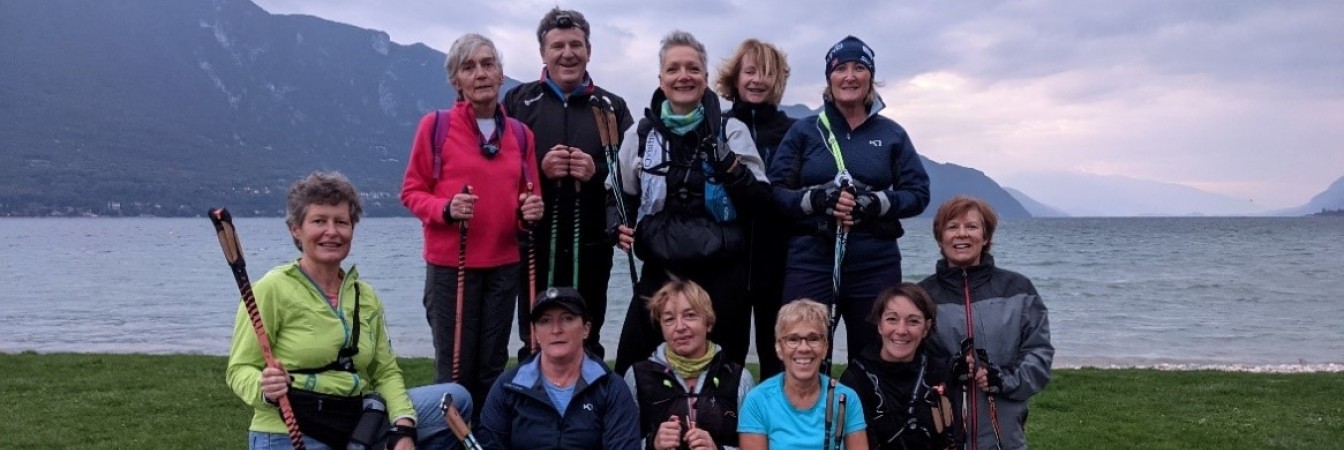 Un groupe de marcheurs fait une pause au bord du lac du Bourget