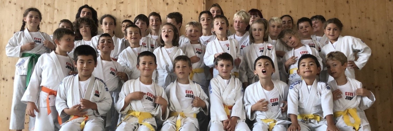 Les jeunes judokas rassemblés sur le tatami