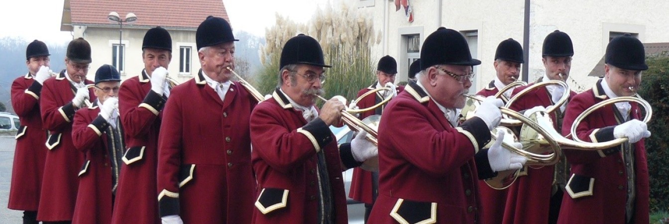 Les sonneurs en tenue et en formation sur la place de la mairie