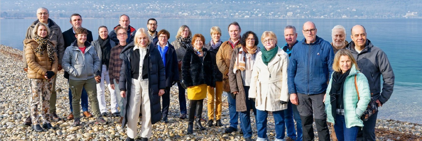 Les membres du conseil municipal 2020 - 2026 au bord du lac du Bourget