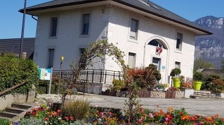 la façade sud de la mairie en plein soleil