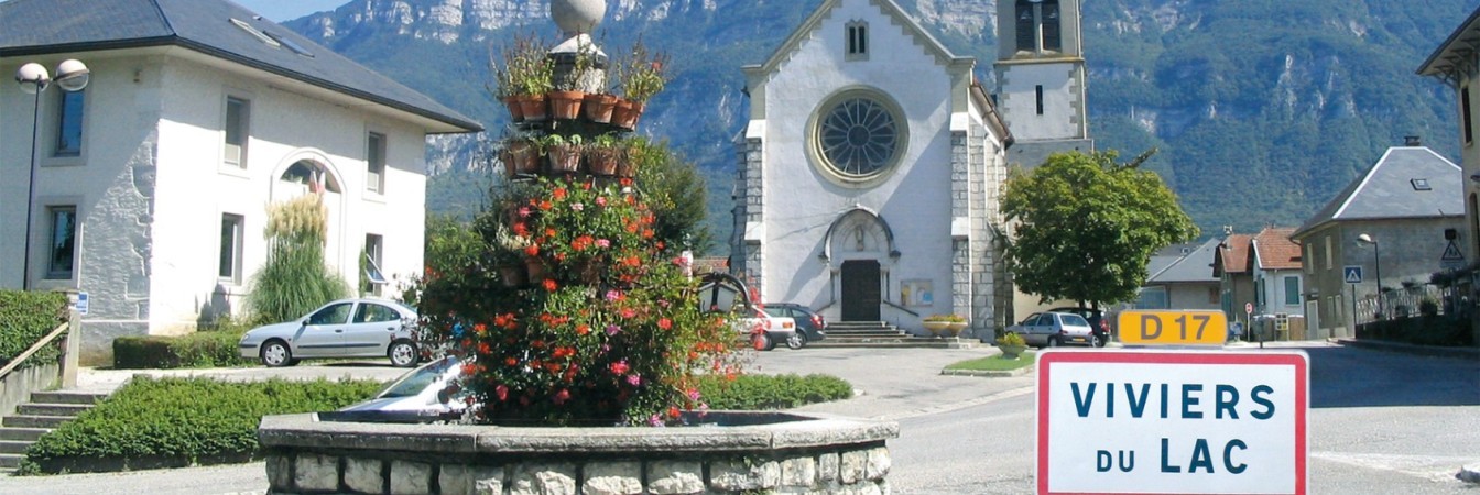 La place de la Fontaine, la mairie et l'église