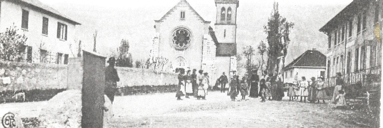 Des promeneurs sur la place du village autrefois