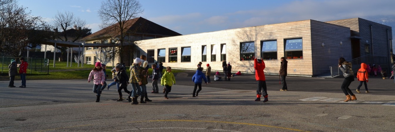 La cour de récréation de l'école et vue sur les bâtiments